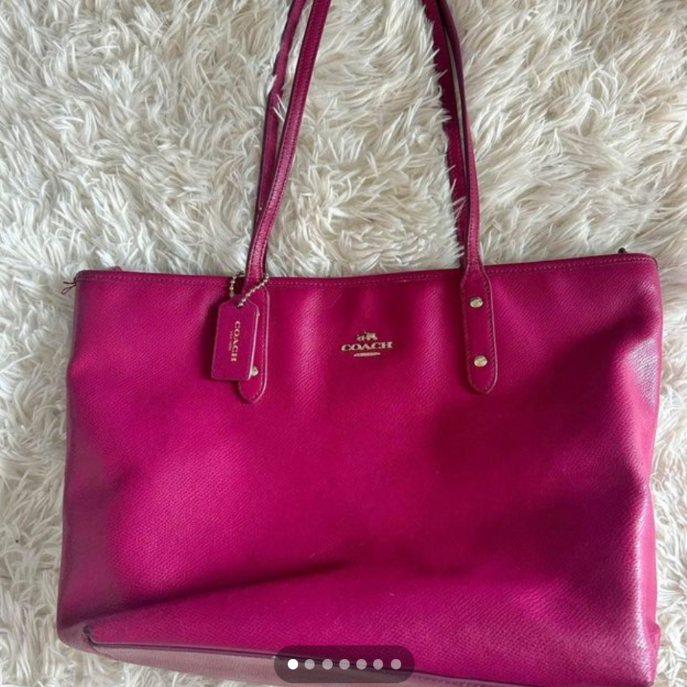 Coach Crossgrain fuchsia leather city zip tote 💕